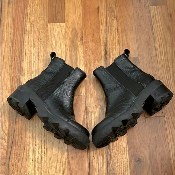 Sorel Joan Now Black Leather Crocodile Pull-On Chelsea Ankle Boots size 7.5 - Picture 2 of 9